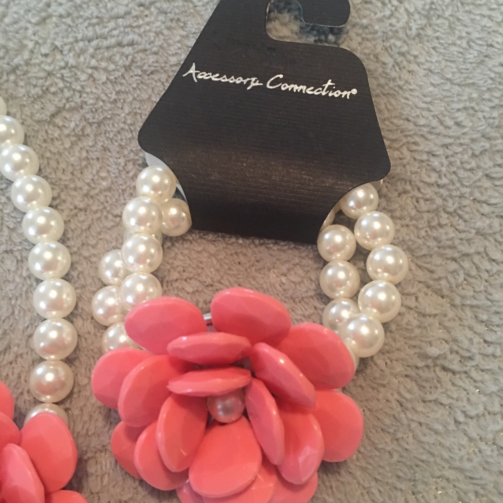 NWT FAUX PEARL WITH FLOWERS NECKLACE AND BRACELET MATCHING SET - Picture 3 of 5